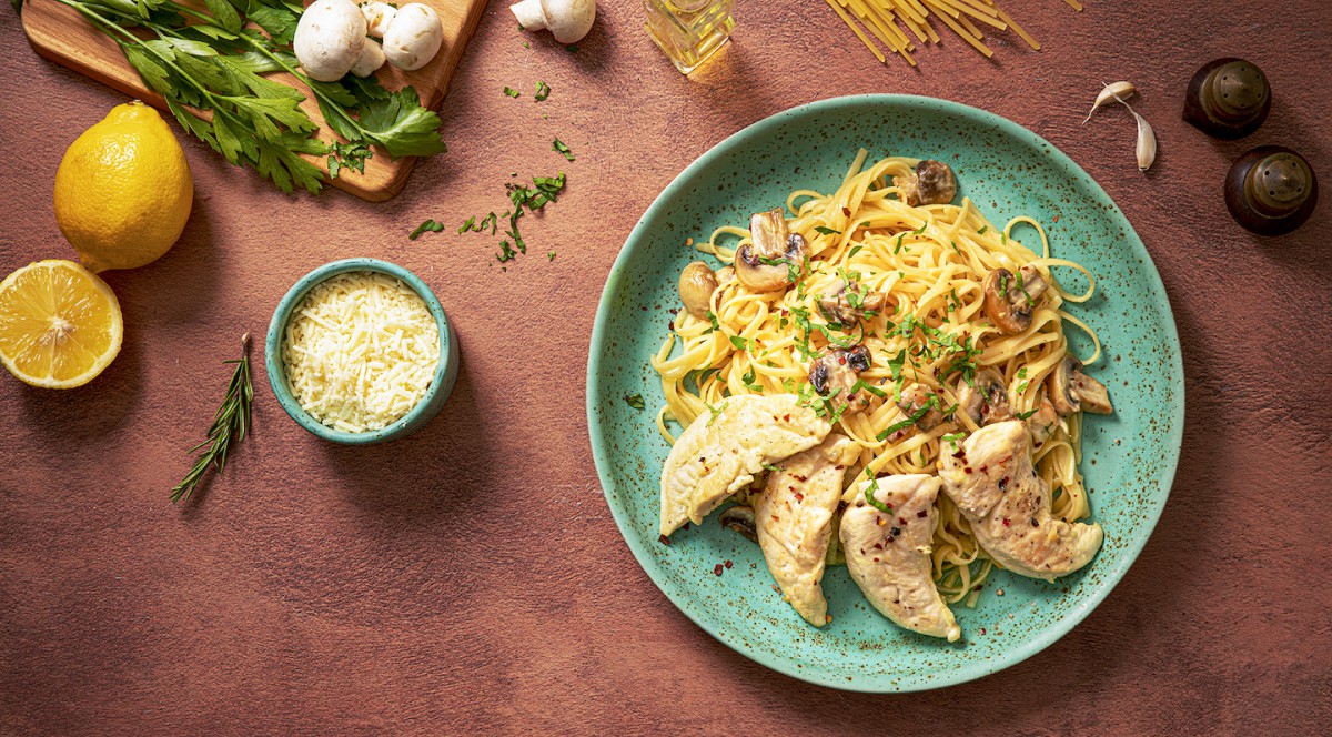 Linguine Alfredo with chicken, parmesan and mushrooms