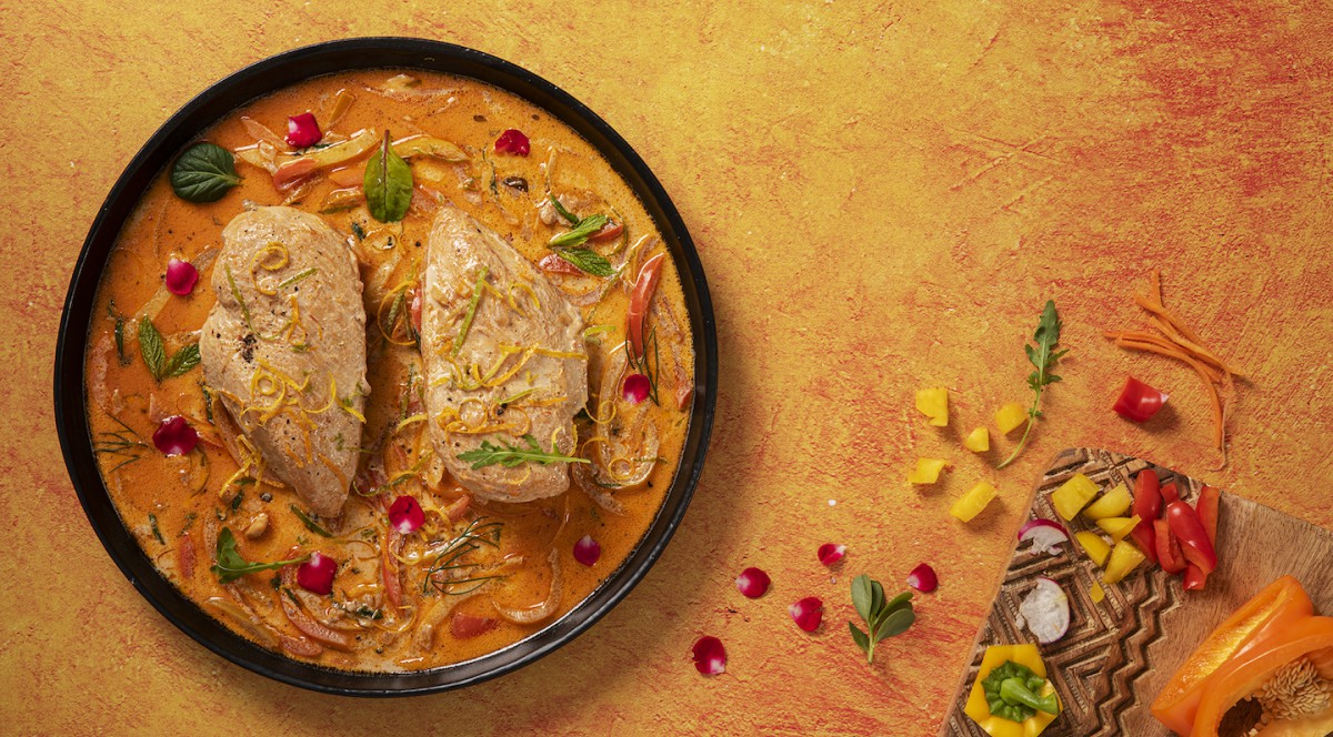 Chicken breast with peppers, paprika, yogurt and spearmint